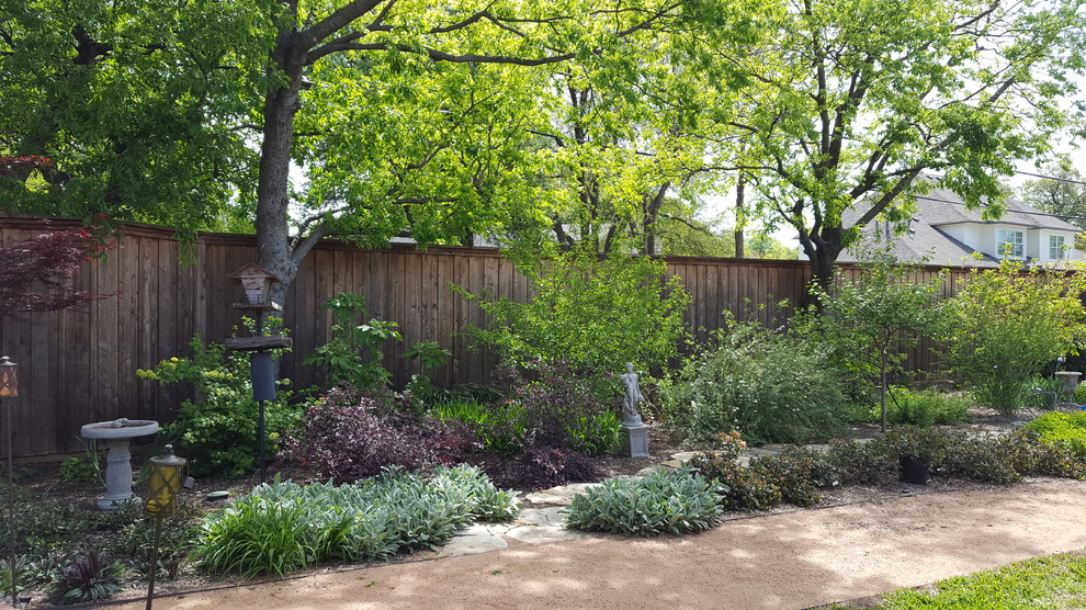Foto de camino de jardín tradicional grande en patio trasero con exposición parcial al sol y adoquines de piedra natural