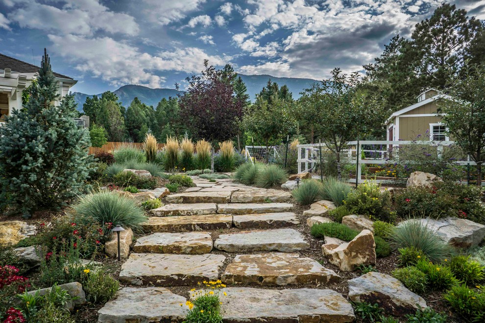 Esempio di un grande giardino xeriscape chic esposto in pieno sole dietro casa con un ingresso o sentiero e pavimentazioni in pietra naturale