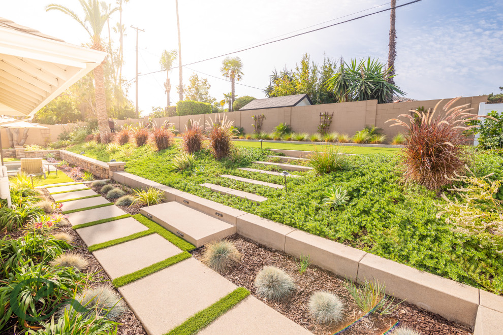 Ispirazione per un grande giardino xeriscape minimal esposto in pieno sole dietro casa in primavera con scale, pavimentazioni in cemento e recinzione in PVC
