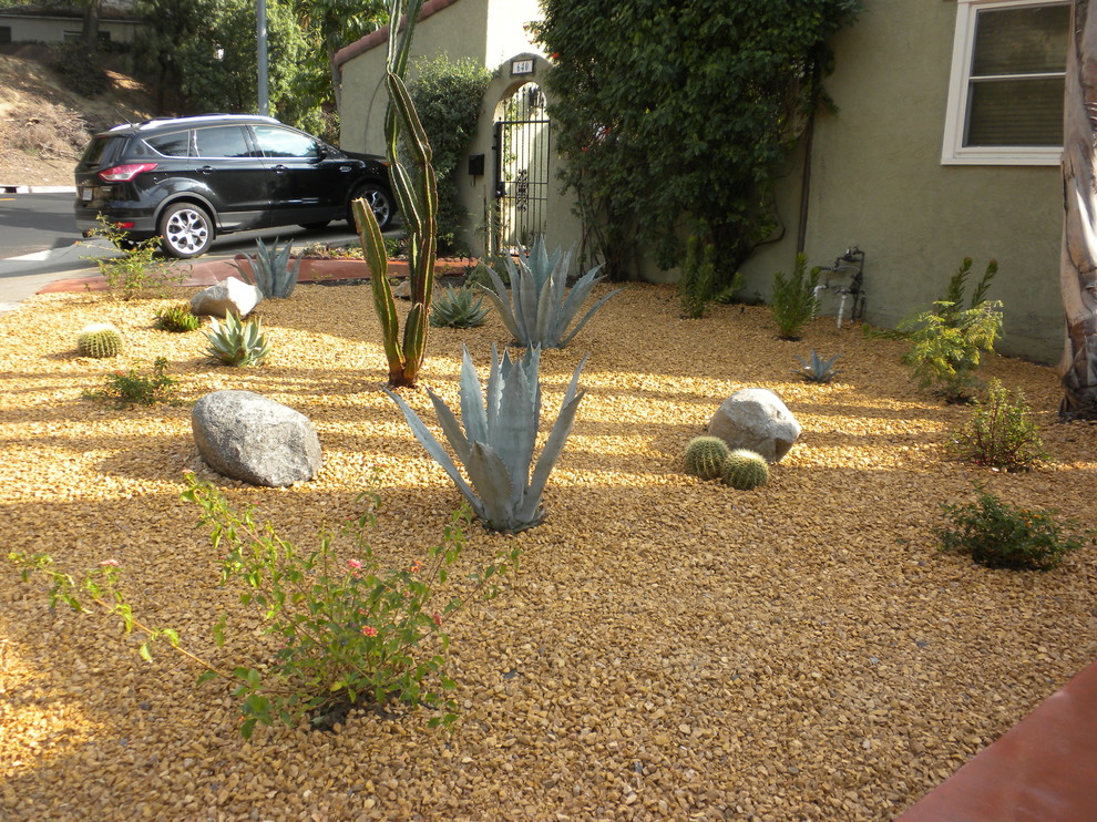 Design ideas for a front xeriscape full sun garden in Los Angeles with gravel.