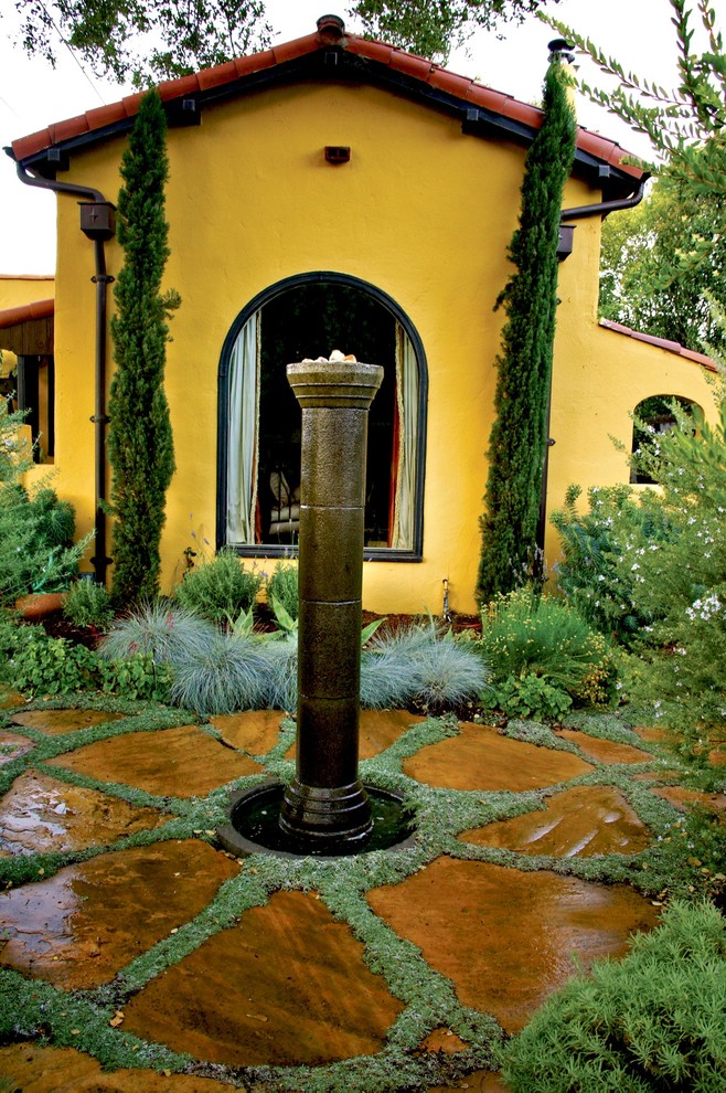 Idéer för en medelhavsstil trädgård, med en fontän