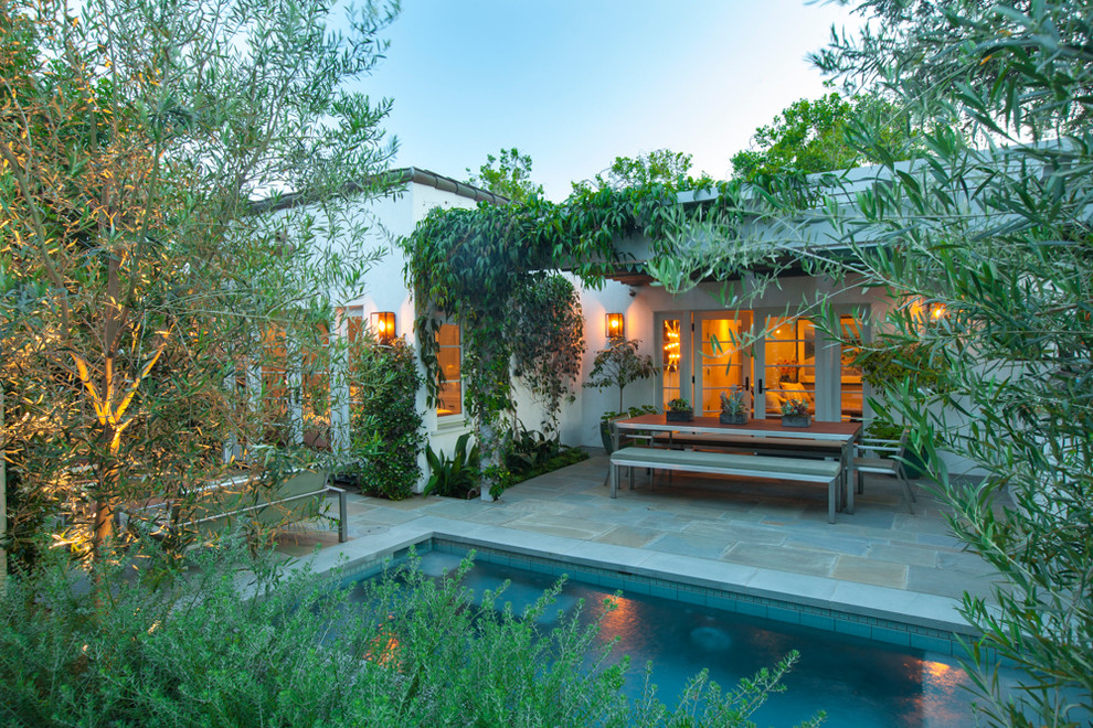 ロサンゼルスにある小さな地中海スタイルのおしゃれな裏庭 (半日向、天然石敷き) の写真