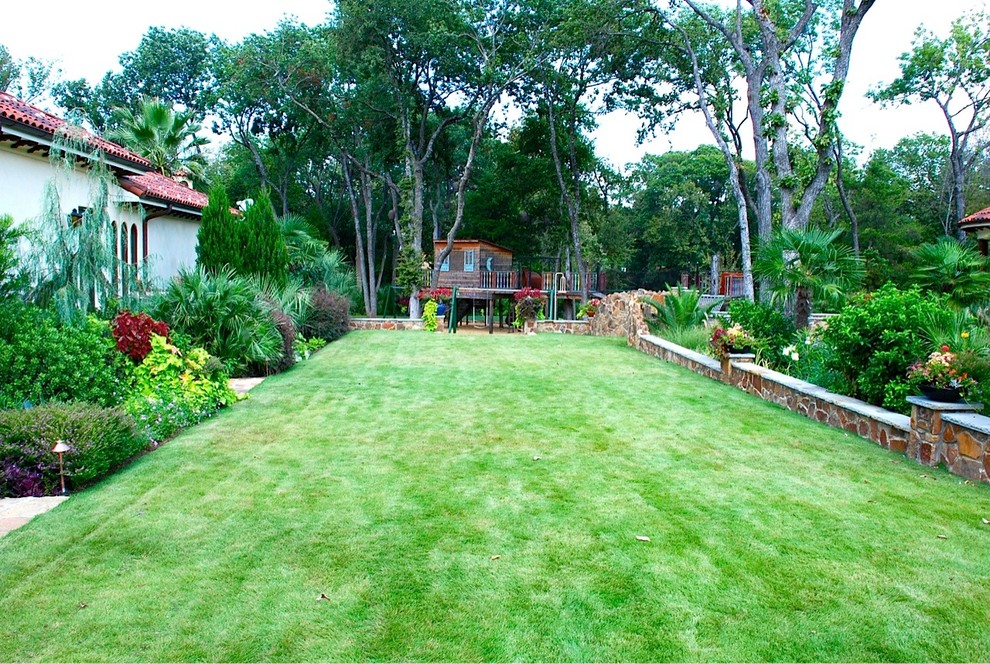 Foto di un grande giardino mediterraneo dietro casa