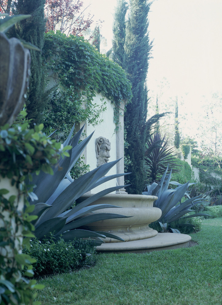 ロサンゼルスにあるラグジュアリーな巨大な地中海スタイルのおしゃれな庭の写真