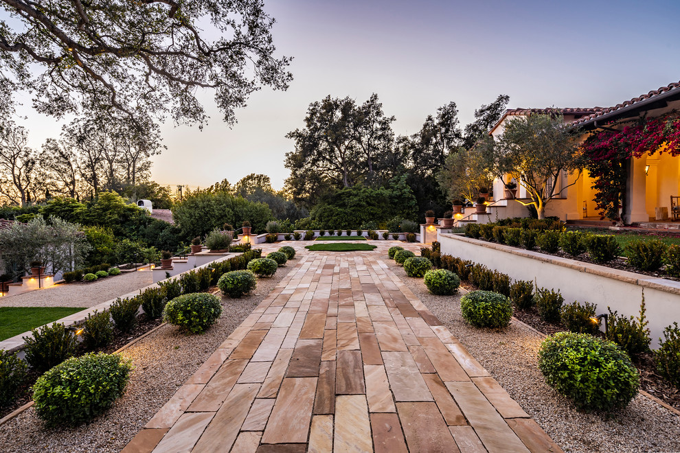 Идея дизайна: большой солнечный регулярный сад на переднем дворе в средиземноморском стиле с садовой дорожкой или калиткой, хорошей освещенностью и покрытием из каменной брусчатки