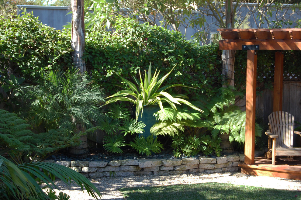 ロサンゼルスにあるラグジュアリーな中くらいな地中海スタイルのおしゃれな庭 (半日向) の写真