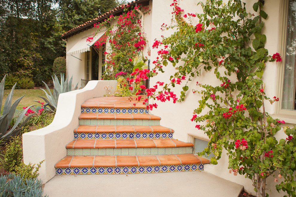 Стильный дизайн: участок и сад среднего размера на заднем дворе в средиземноморском стиле - последний тренд