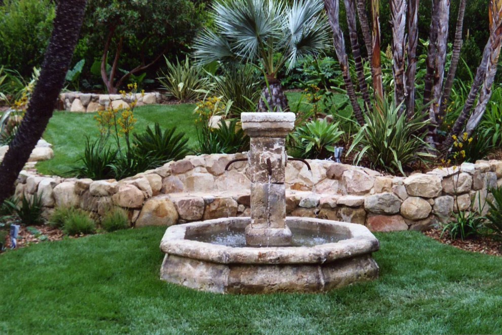 Идея дизайна: маленький солнечный садовый фонтан на заднем дворе в средиземноморском стиле с хорошей освещенностью для на участке и в саду