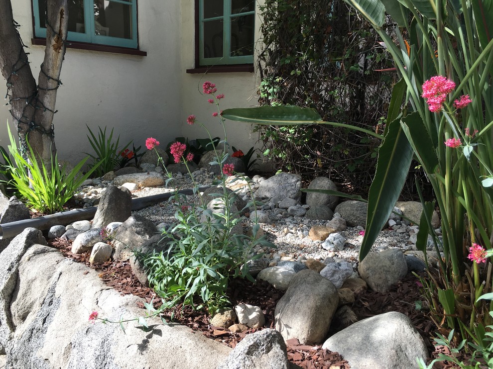 Inspiration for a small mediterranean courtyard partial sun garden in Los Angeles.