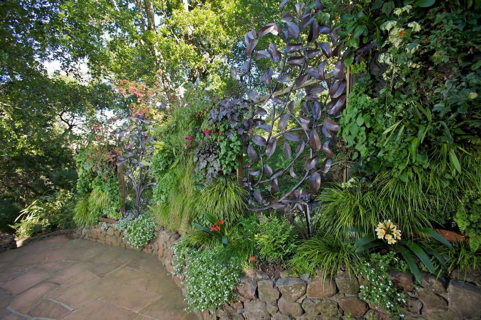 Modelo de jardín de estilo americano grande en patio trasero con jardín francés, jardín vertical, exposición parcial al sol y adoquines de piedra natural