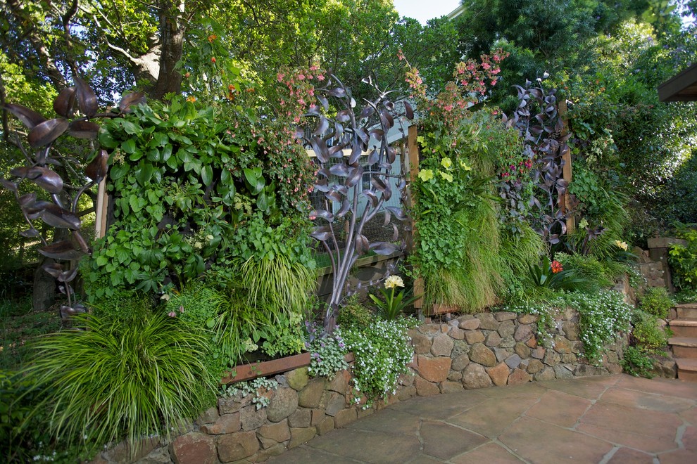 Modelo de jardín de estilo americano grande en patio trasero con jardín francés, jardín vertical, exposición parcial al sol y adoquines de piedra natural