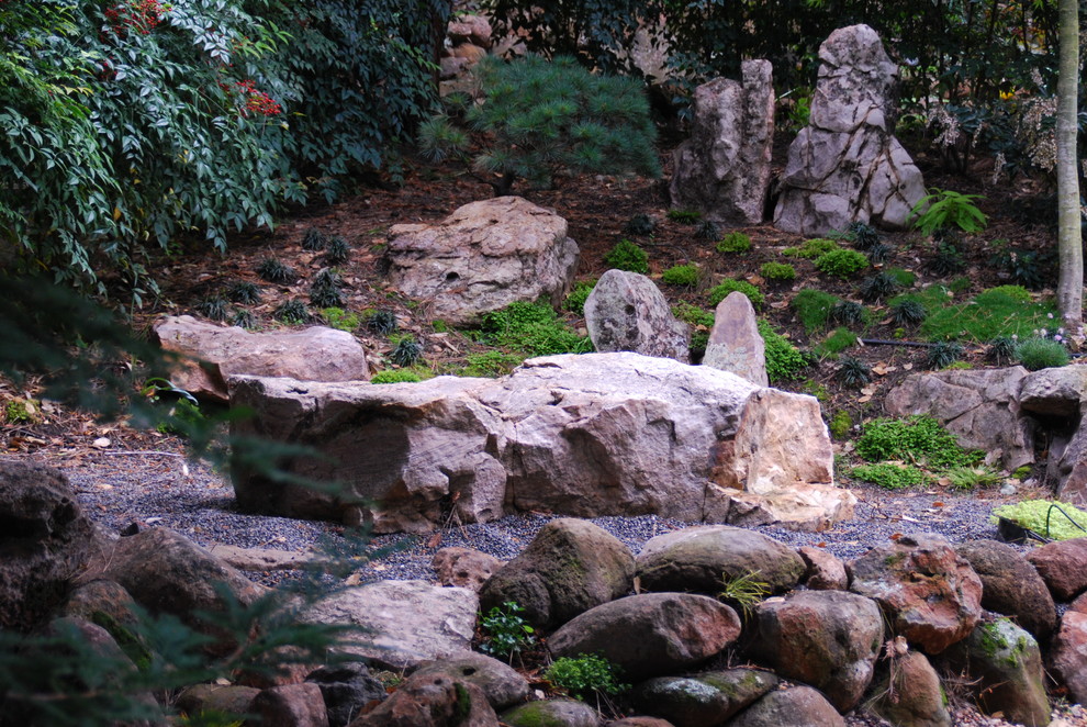 Réalisation d'un jardin arrière asiatique de taille moyenne avec une exposition ombragée et du gravier.
