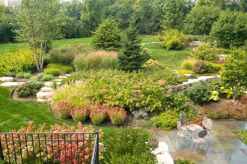 Foto di un grande giardino country esposto in pieno sole in estate