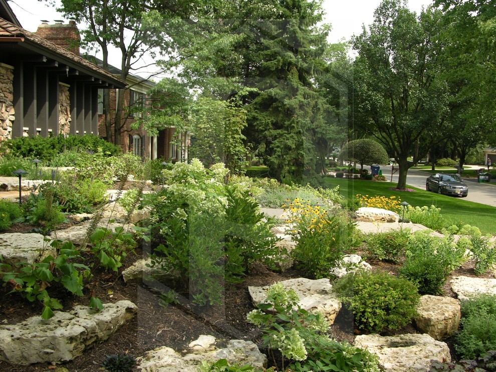 Design ideas for a traditional front full sun garden for summer in Chicago.