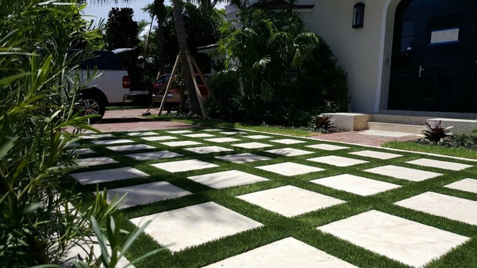 Idée de décoration pour un grand jardin avant minimaliste au printemps avec une exposition partiellement ombragée et des pavés en béton.