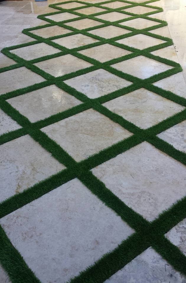 Cette image montre un grand jardin avant minimaliste au printemps avec une exposition partiellement ombragée et des pavés en béton.