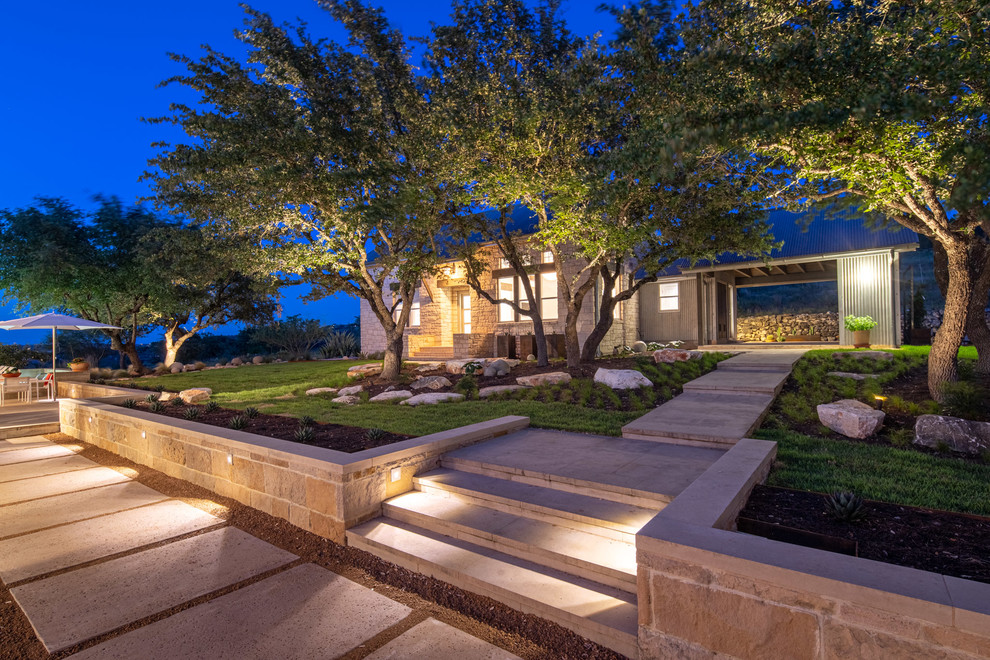Großer Moderner Vorgarten mit Betonboden in Austin