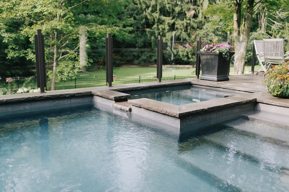 Foto de piscina con fuente retro grande en patio trasero