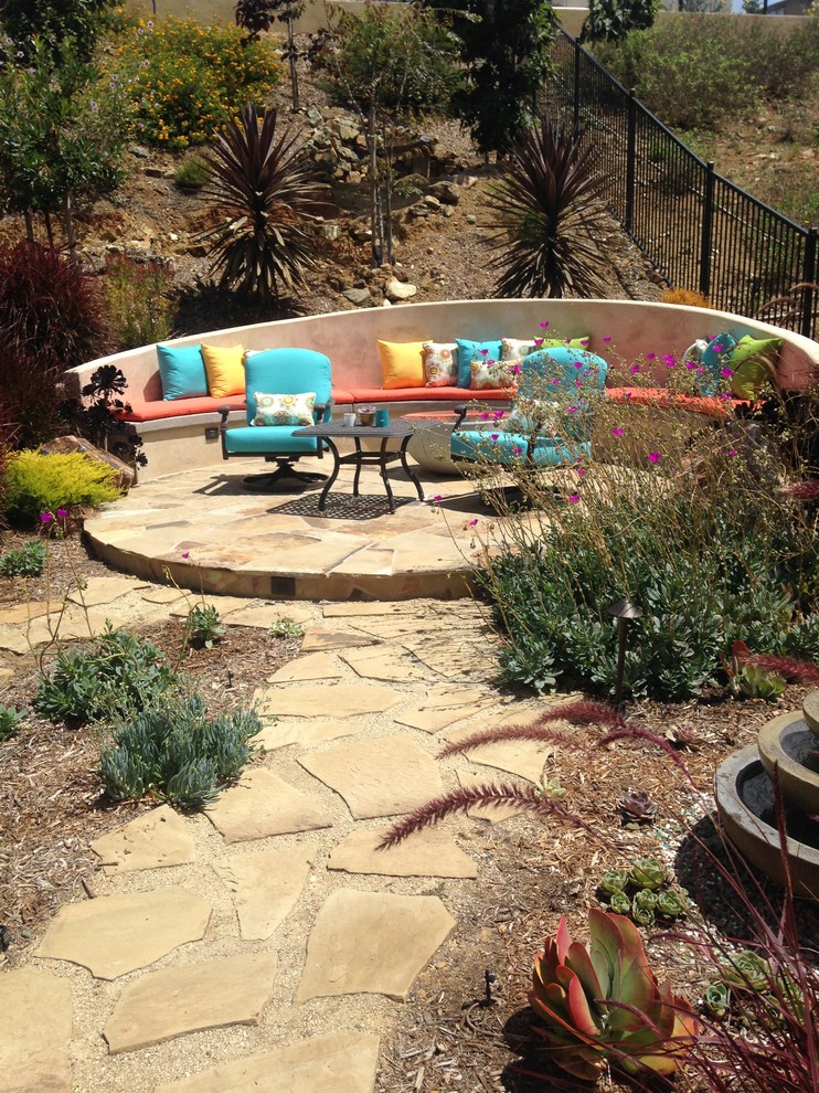 Foto di un giardino xeriscape stile americano esposto in pieno sole dietro casa