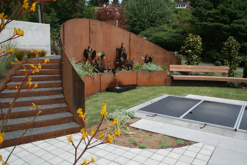 Photo of a contemporary garden steps in Seattle.