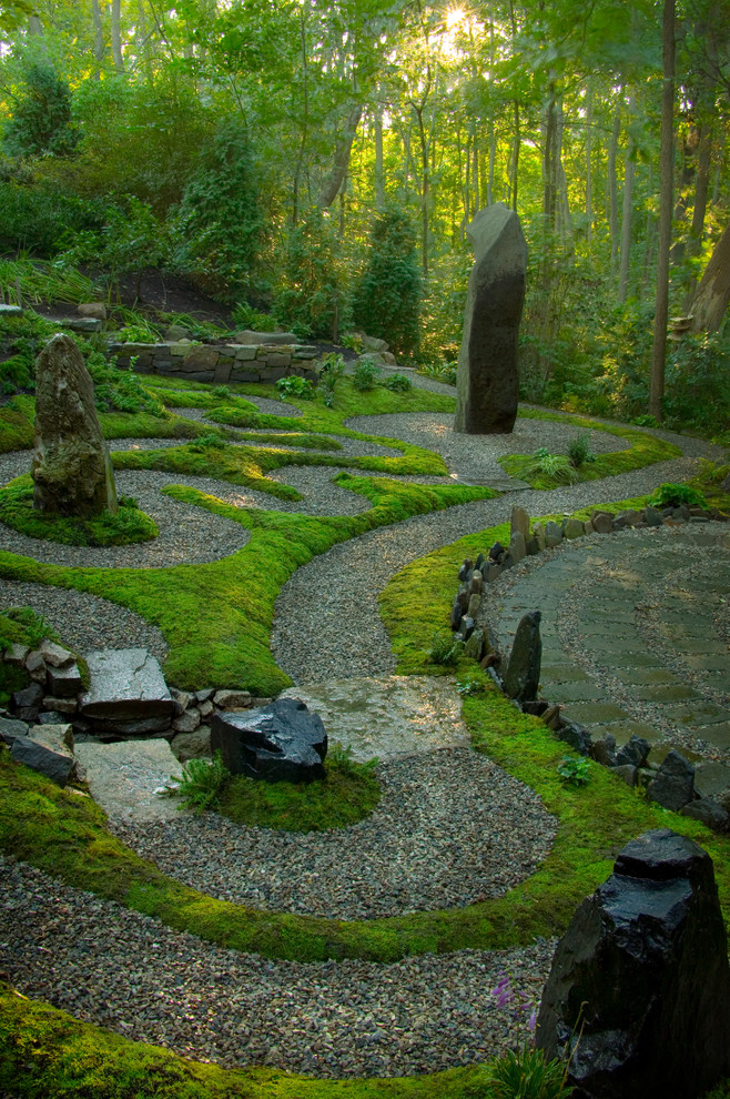 Modelo de jardín de estilo zen de tamaño medio en patio trasero con gravilla