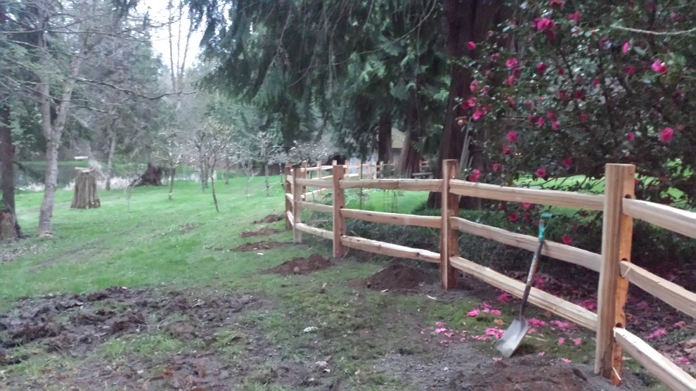 Esempio di un piccolo giardino nordico dietro casa