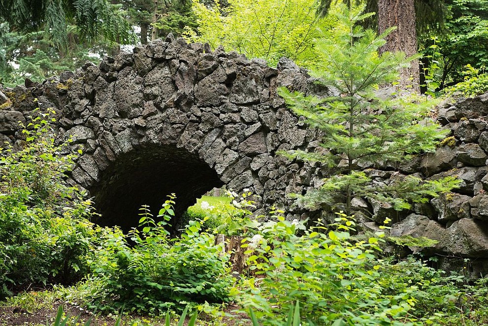 Ejemplo de jardín vintage con muro de contención