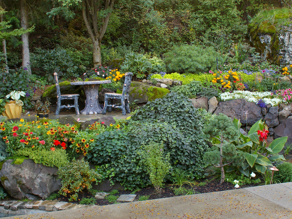 Klassischer Garten im Sommer, hinter dem Haus in Seattle