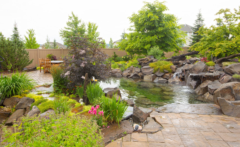 Foto di un giardino tradizionale con fontane