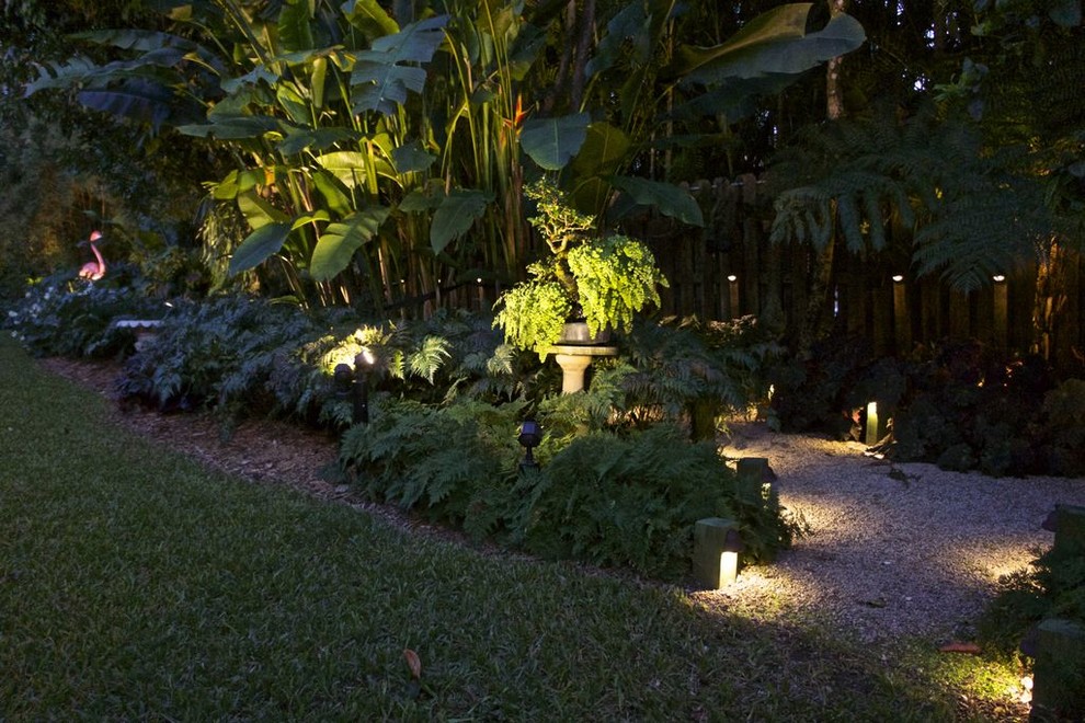 Пример оригинального дизайна: огромный участок и сад на переднем дворе в классическом стиле с садовой дорожкой или калиткой и полуденной тенью
