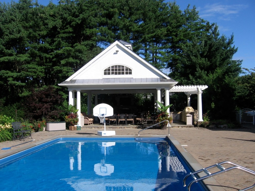 Immagine di una piscina chic dietro casa