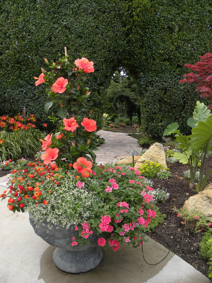 Foto di un piccolo giardino american style esposto in pieno sole nel cortile laterale in estate con un ingresso o sentiero e pavimentazioni in pietra naturale