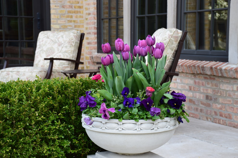 Immagine di un grande giardino chic esposto in pieno sole dietro casa in primavera con un giardino in vaso e pavimentazioni in pietra naturale