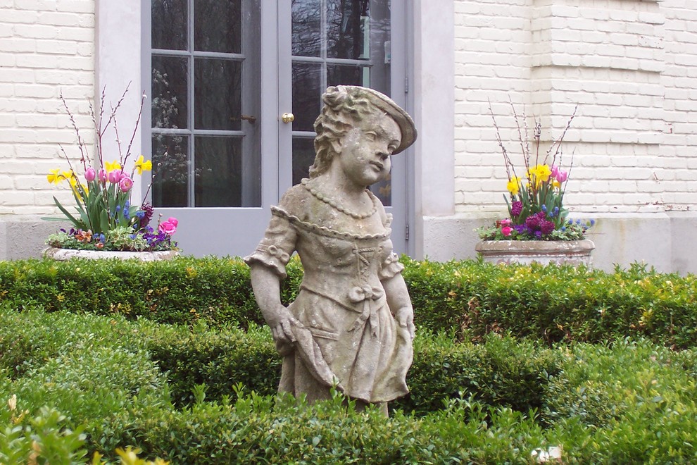 Diseño de jardín clásico de tamaño medio en primavera en patio con jardín de macetas y exposición parcial al sol