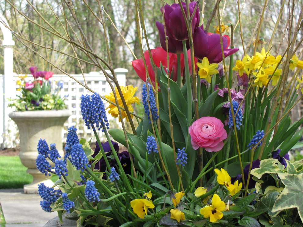 Inspiration for a large traditional full sun backyard landscaping in Chicago for spring.