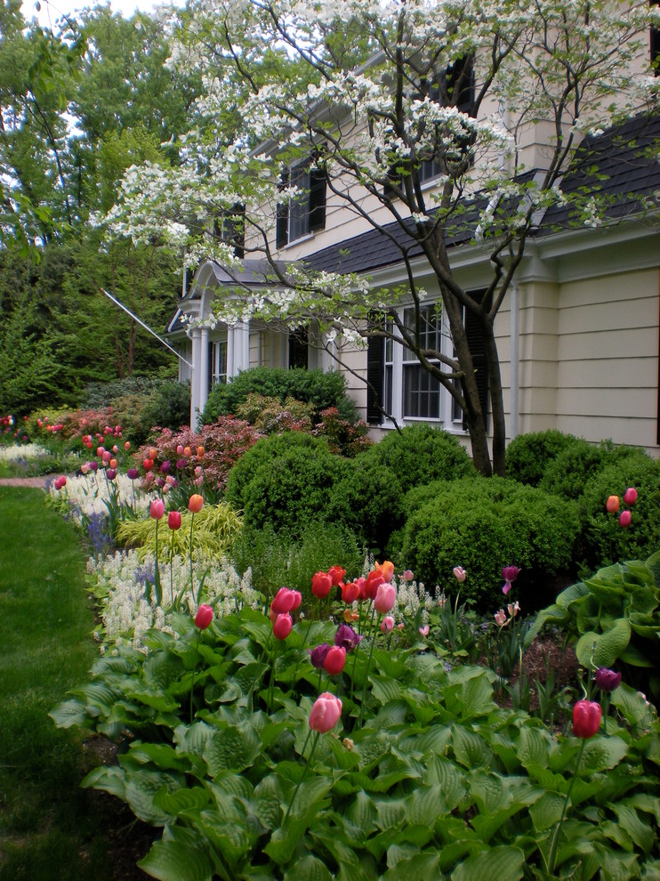 Design ideas for a mid-sized traditional full sun front yard stone landscaping in Boston.