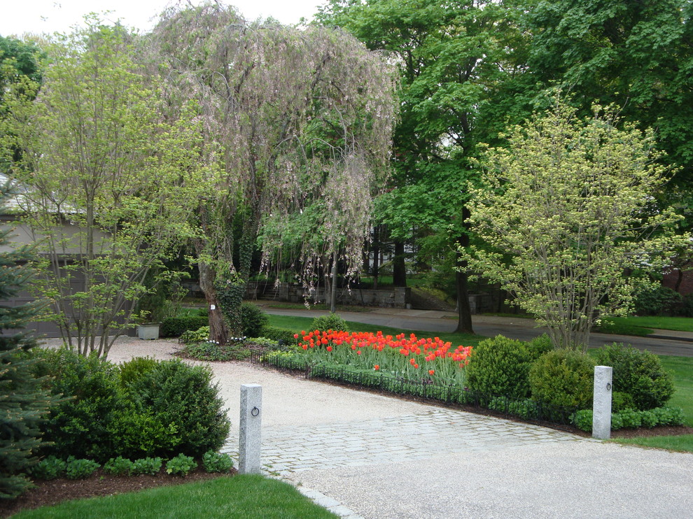 Пример оригинального дизайна: солнечный участок и сад среднего размера на переднем дворе в классическом стиле с хорошей освещенностью и покрытием из каменной брусчатки