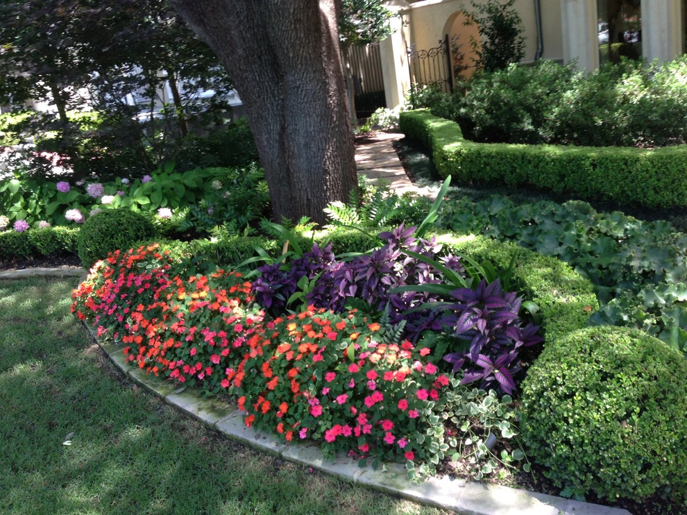 Esempio di un giardino chic esposto a mezz'ombra davanti casa con pavimentazioni in pietra naturale
