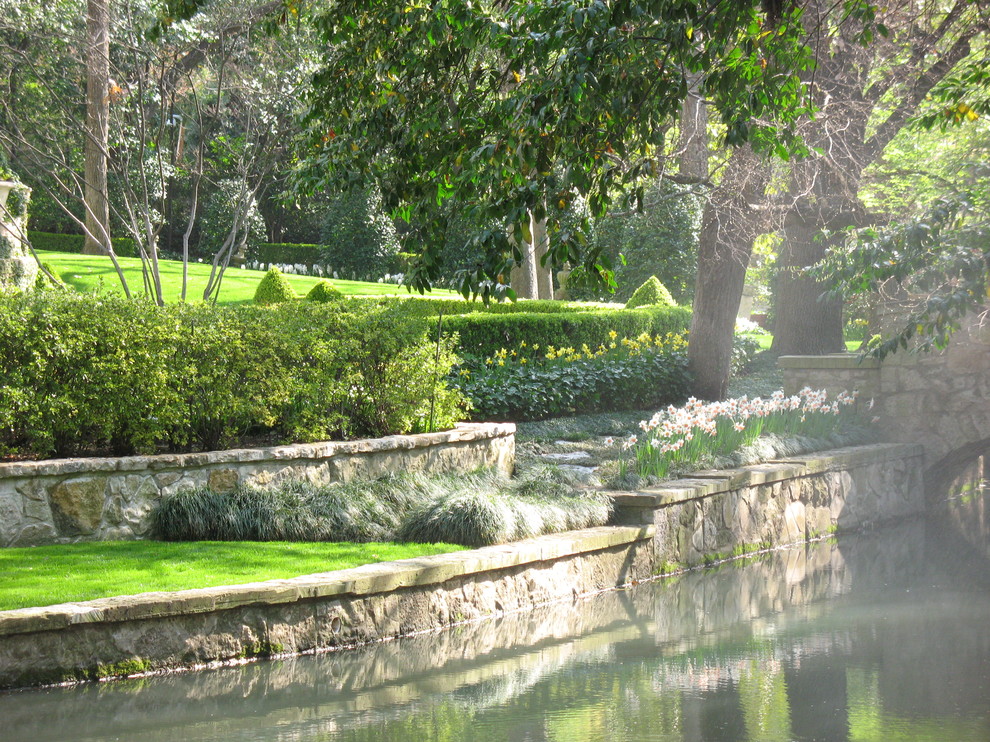 Esempio di un giardino formale tradizionale esposto a mezz'ombra dietro casa in primavera