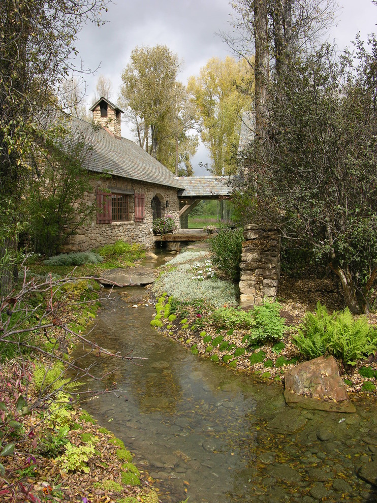 Idées déco pour un jardin classique avec un point d'eau.