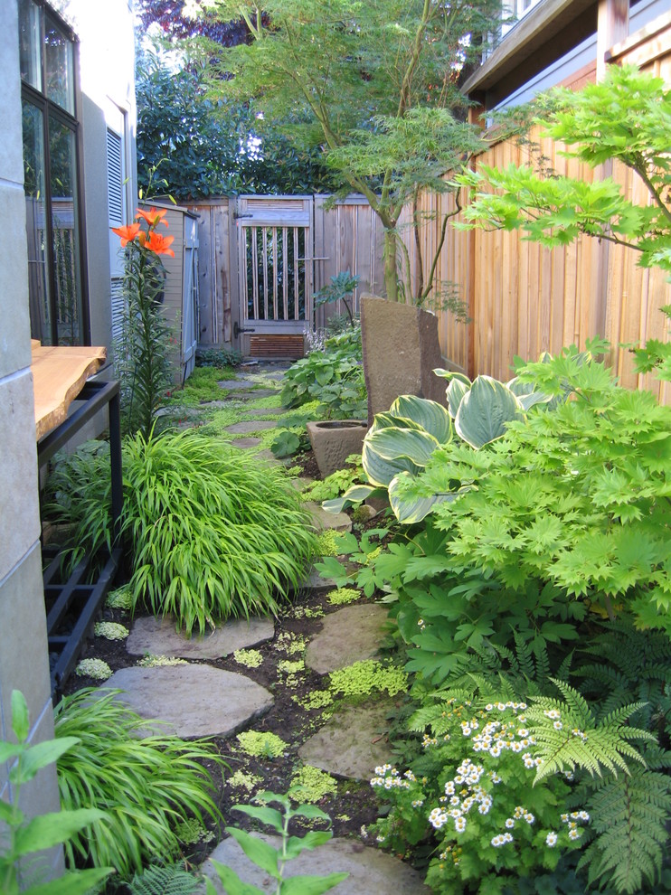На фото: тенистый участок и сад на боковом дворе в современном стиле с покрытием из каменной брусчатки