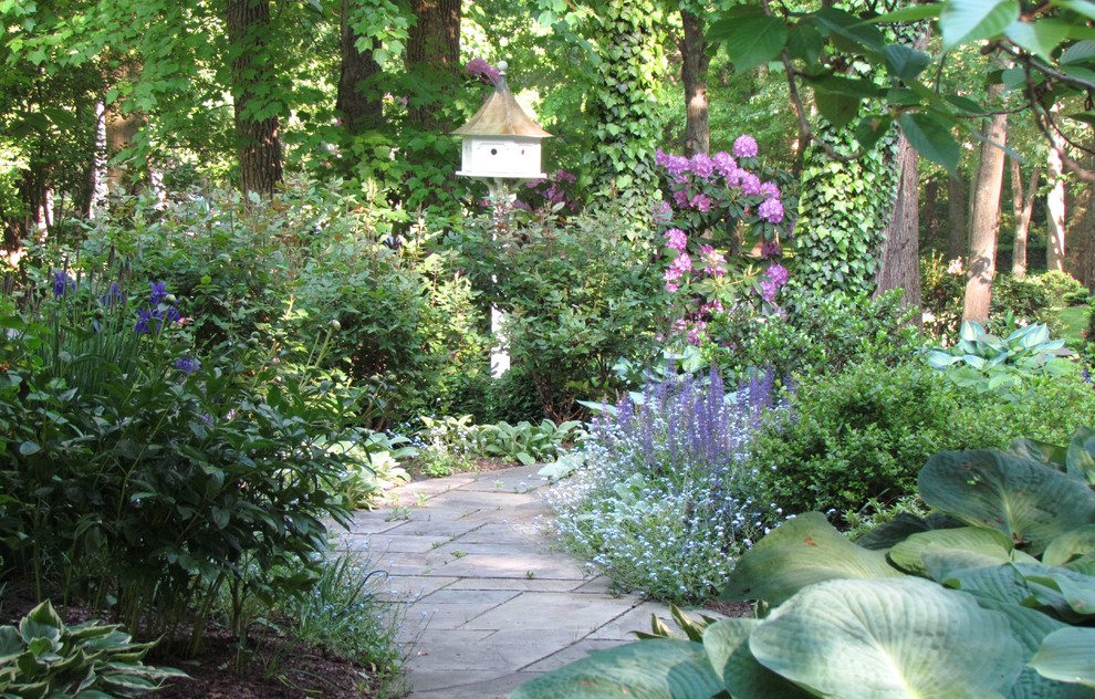 Cette photo montre un aménagement d'entrée ou allée de jardin arrière chic de taille moyenne et au printemps avec une exposition partiellement ombragée et des pavés en béton.