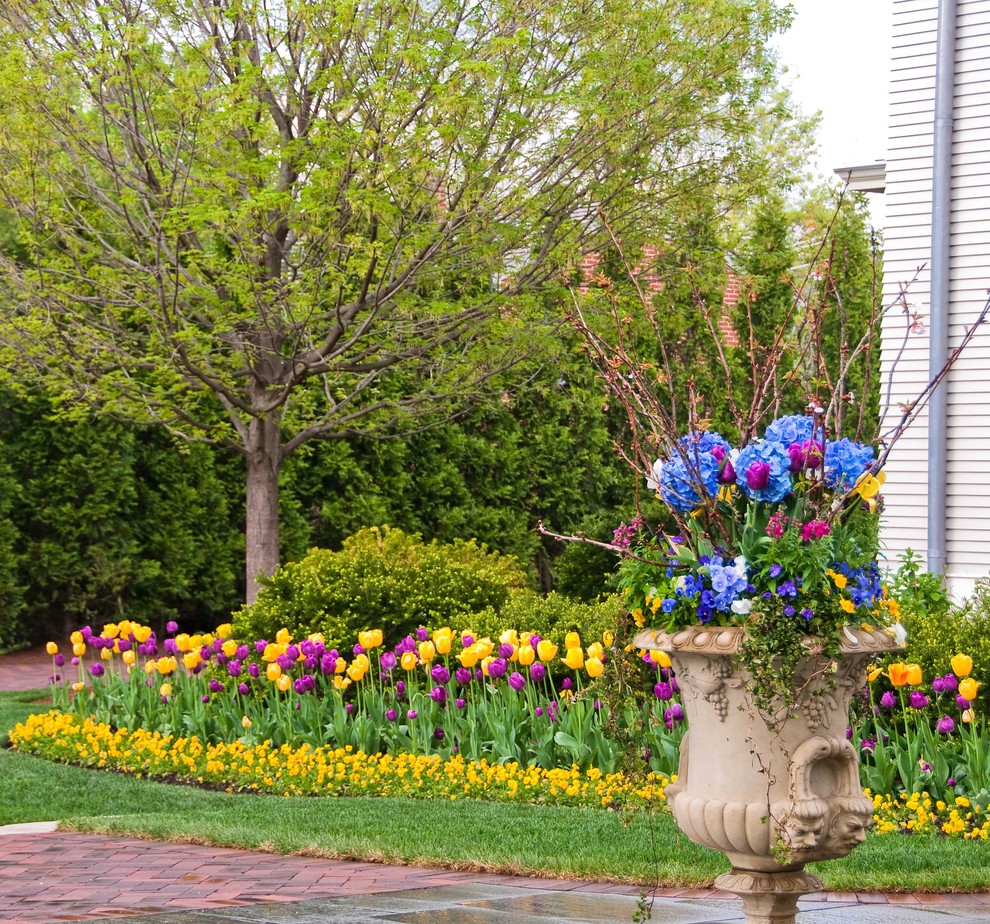 Exempel på en klassisk formell trädgård på våren