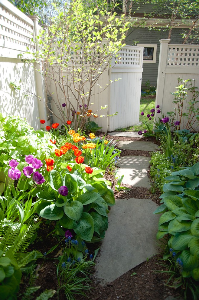 Schattiger, Mittelgroßer Klassischer Gartenweg im Frühling, neben dem Haus mit Natursteinplatten in Boston