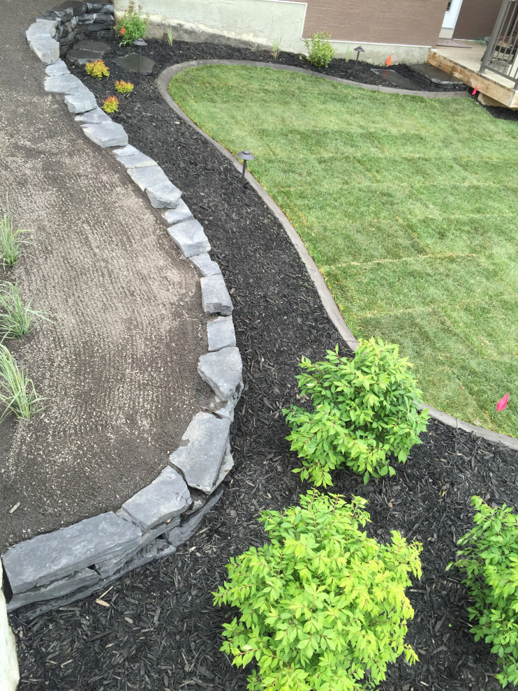 Idée de décoration pour un jardin surélevé arrière de taille moyenne avec un gravier de granite.