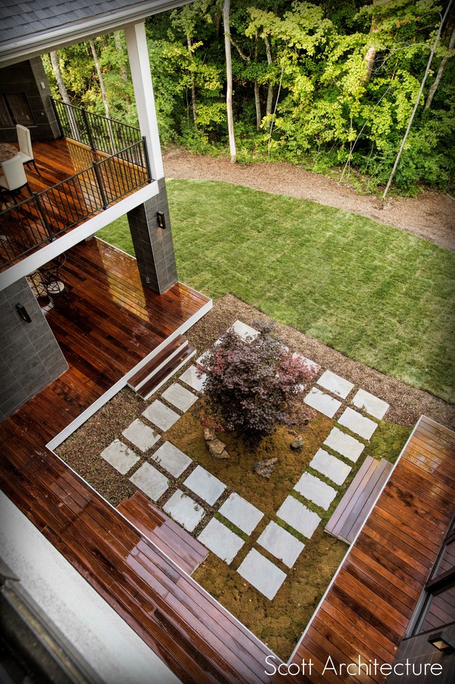 Ispirazione per un grande giardino minimalista esposto a mezz'ombra dietro casa in primavera con un ingresso o sentiero e pedane
