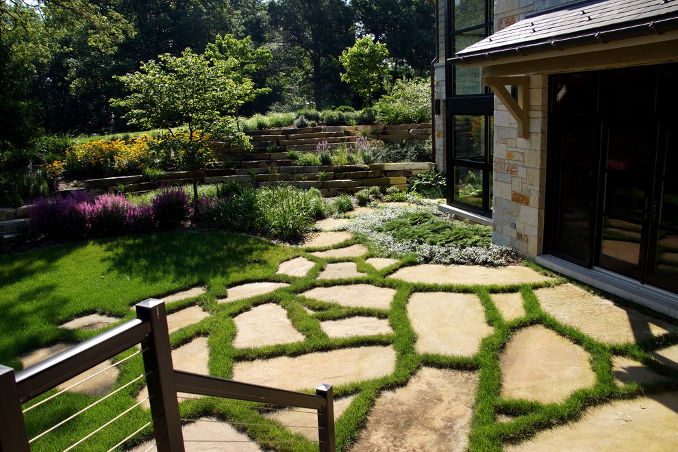 Foto di un grande giardino formale stile americano esposto a mezz'ombra dietro casa in estate con un ingresso o sentiero e pavimentazioni in pietra naturale