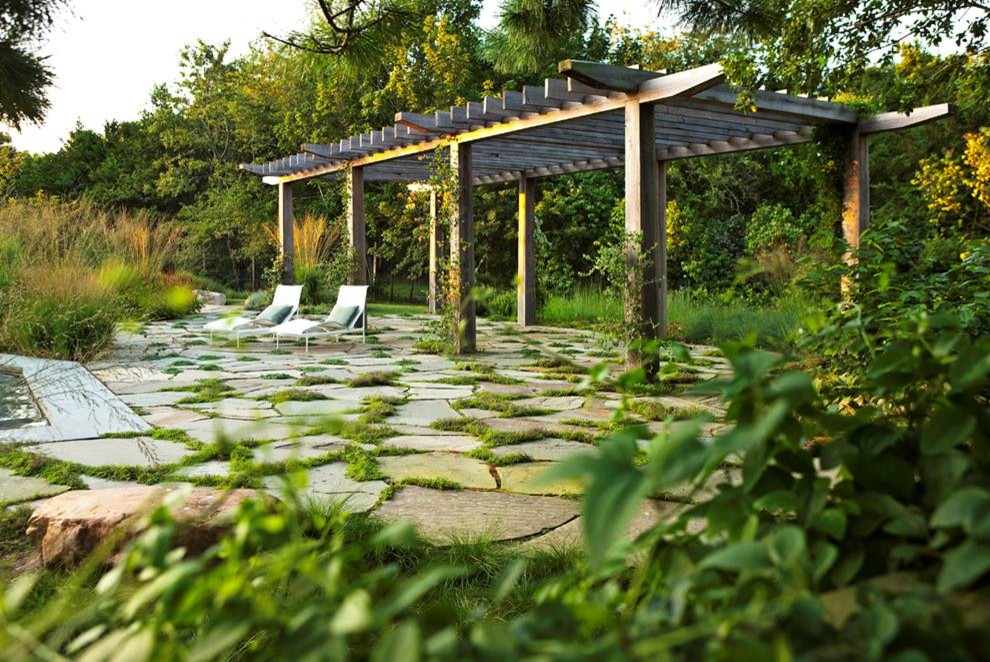 Großer Moderner Garten hinter dem Haus mit Natursteinplatten in New York