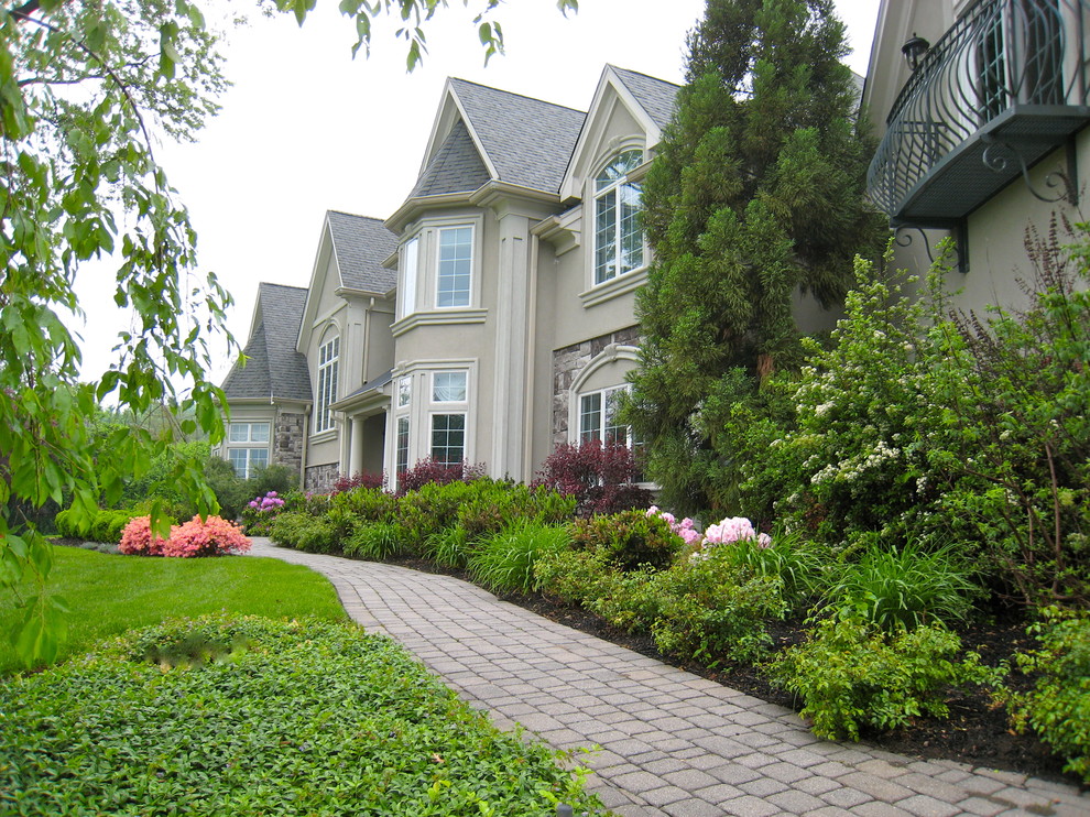 Design ideas for a traditional front yard landscaping in Newark.