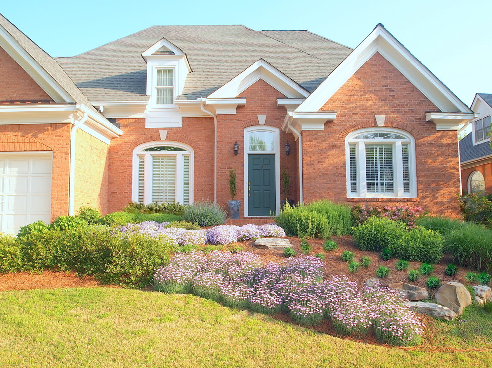 Immagine di un piccolo giardino xeriscape chic esposto in pieno sole davanti casa in primavera con un ingresso o sentiero